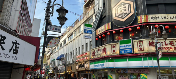 商店街に入ると、正面に「肉」と大きく看板を掲げている「たけ田」さんが見えますので、左の道を進みます。
