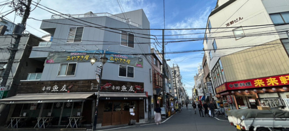 しばらく進むと、十字路に当たりますが、そのまましばらく直進します。
