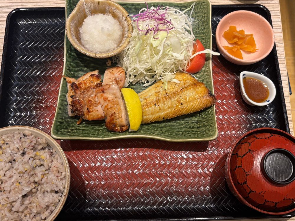 しまホッケともろみチキン定食