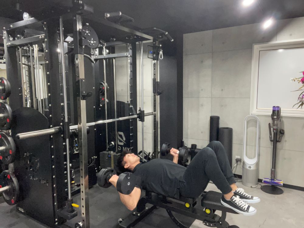 ダンベルフライ画像