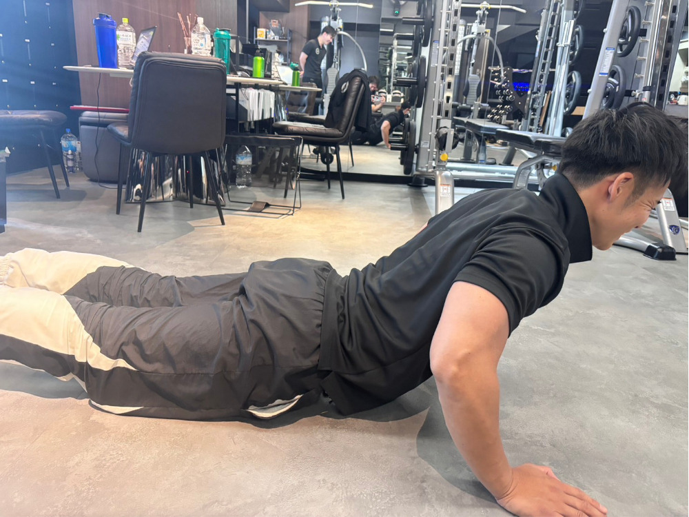 腕立て伏せ腰が落ちている画像