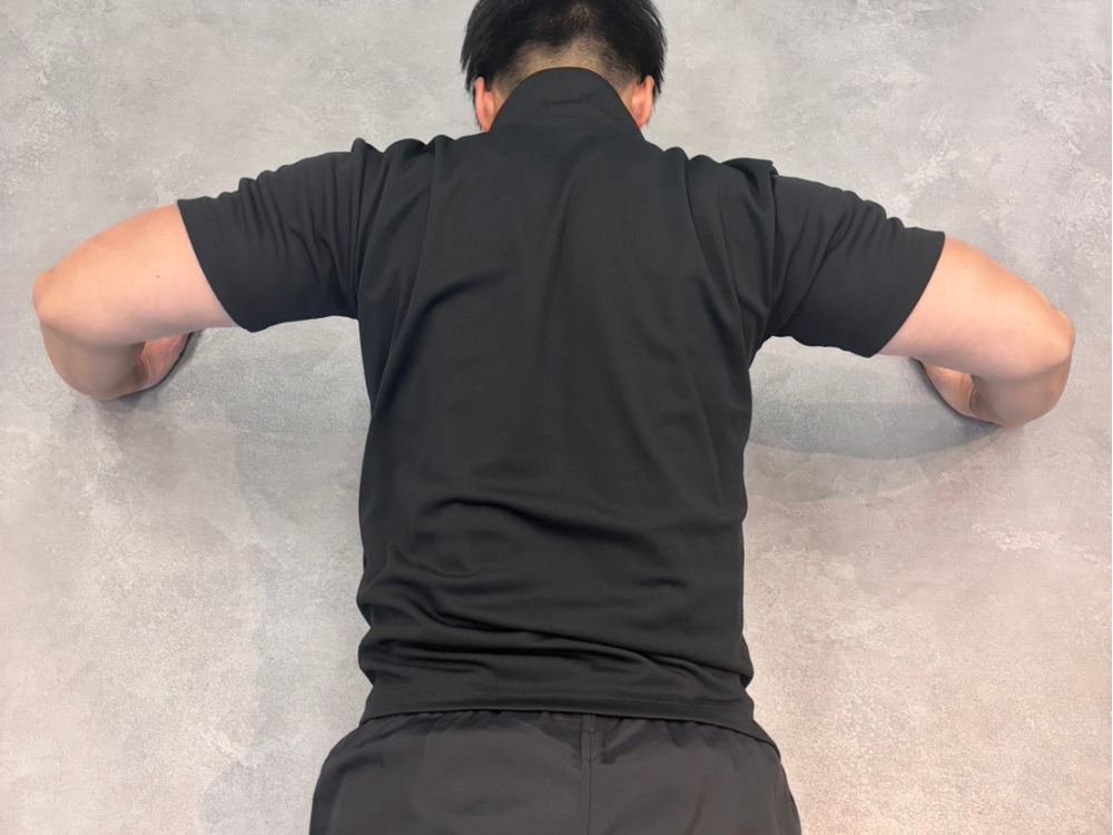 腕立て伏せ肘が開きすぎている