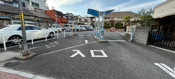 ひたすら直線に進みます。すると右手に大きな駐車場が見えてきます。