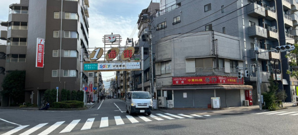 少し進むと、左側に「１番街」が見えます。
