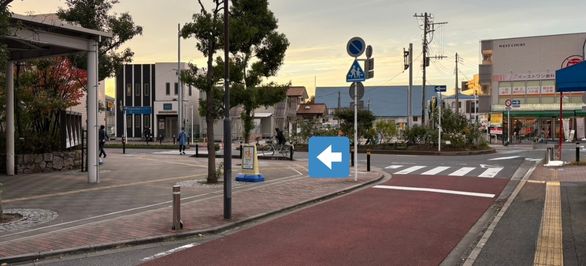 階段を降りたら横断歩道を渡り矢印の方向に進みます。