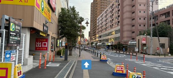 横断歩道を渡り、しばらく真っ直ぐ歩きます🚶‍♂️