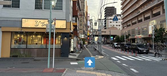大きな十字路の横断歩道も渡り真っ直ぐ歩くと、「れんげ食堂Toshu」がありますので真っ直ぐ渡ります。