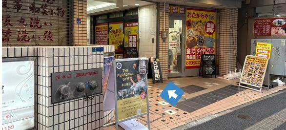 左手に「THE PERSONAL GYM」の看板がありますのでビルに入り4階に上がります。