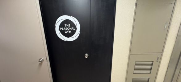 4階に上がり真っ直ぐ進むと右手に黒色「401」のドアがあります。
こちらが当ジムになっております。