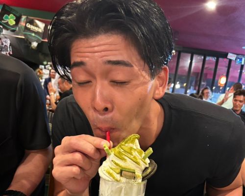 白石トレーナーのパフェを食べている写真