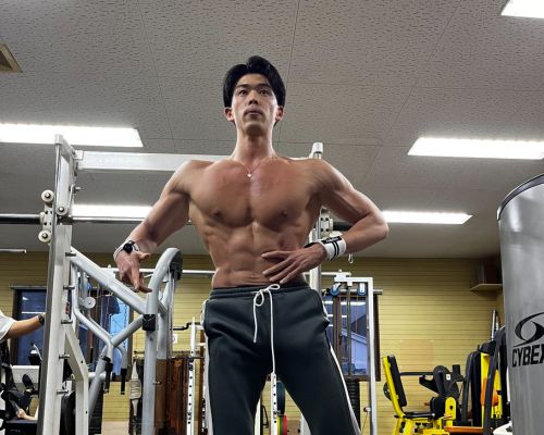 白石トレーナーの上半身