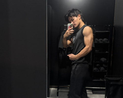 幸地トレーナーの腕写真