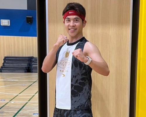 角江トレーナーがファイティングポーズしている写真