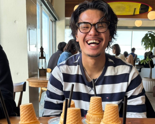 幸地トレーナーの笑顔