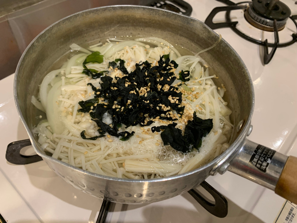 味噌汁の材料投入