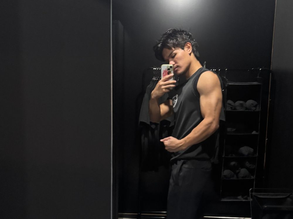 鏡越しの肩の写真