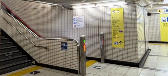 麻布十番駅1番出口の看板通りに進みエスカレーターを上がります。