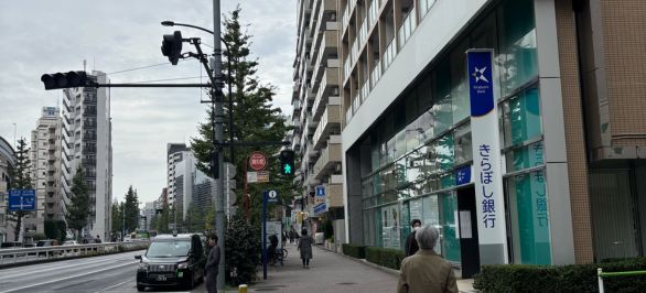 きらぼし銀行がありますのでそのまままっすぐお進みください。