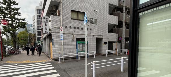 杉山医院さんの手前の路地を右に曲がり、直進します。