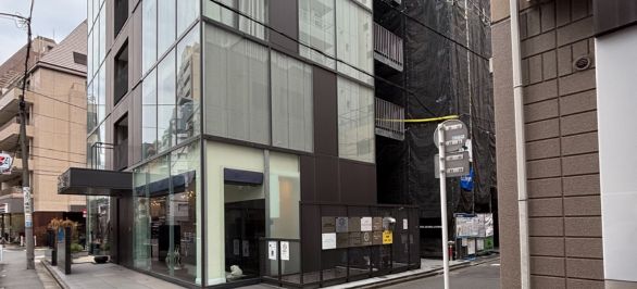 正面に当ジムがあるビルが見えますので、右側にお回りください。