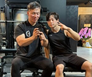 フィジーク大会を目指すお客様へのトレーニング指導｜萩原トレーナーとのツーショット