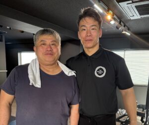 50代男性のダイエット成功をサポート｜萩原トレーナーとのツーショット