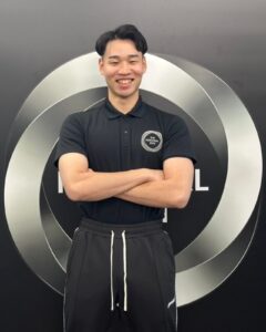 神戸三宮店岩井トレーナーの宣材写真