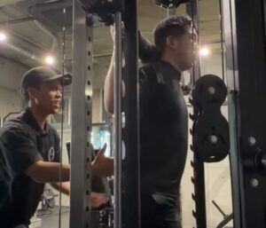 ザ パーソナルジム綾瀬店でトレーニングしている男性