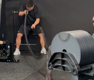 ザ パーソナルジム綾瀬店でトレーニングしている男性