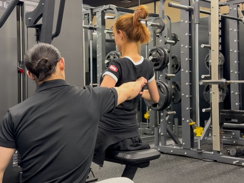 THE PERSONAL GYM(ザ パーソナルジム) 名古屋栄店でシーテッドロウを行う20大女性のお客様
