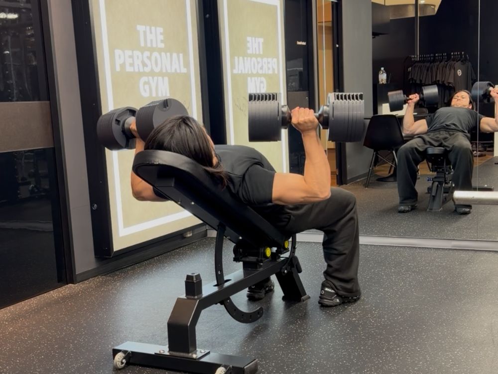 THE PERSONAL GYM(ザ パーソナルジム) 名古屋栄店トレーナー長谷川のインクラインダンベルプレス