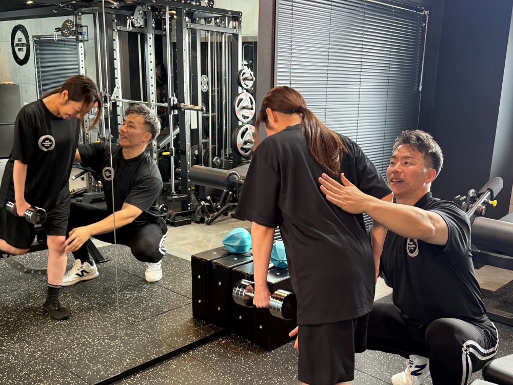 門前仲町でメタボ対策を目的に、女性がパーソナルトレーニングで正しいフォームのスクワットを行っている様子
