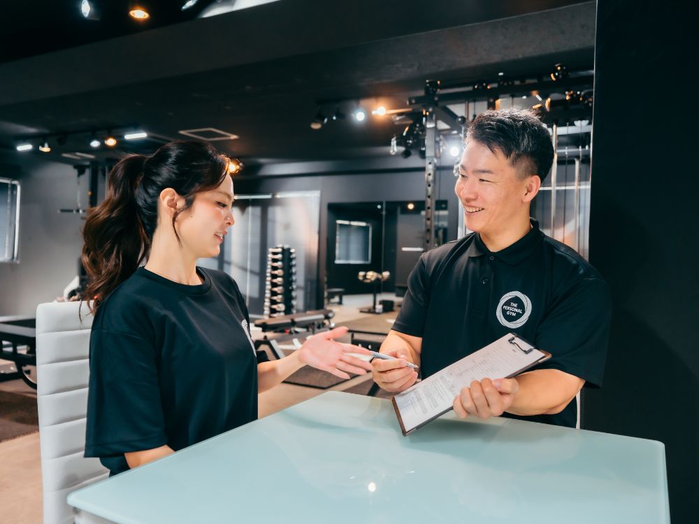 門前仲町のパーソナルジムTHE PERSONAL GYM門前仲町店でパーソナルトレーナーがカウンセリングを行っている様子