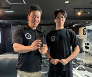 門前仲町でパーソナルトレーニングを受ける男性のお客様とTHE PERSONAL GYM門前仲町店のトレーナーのツーショット