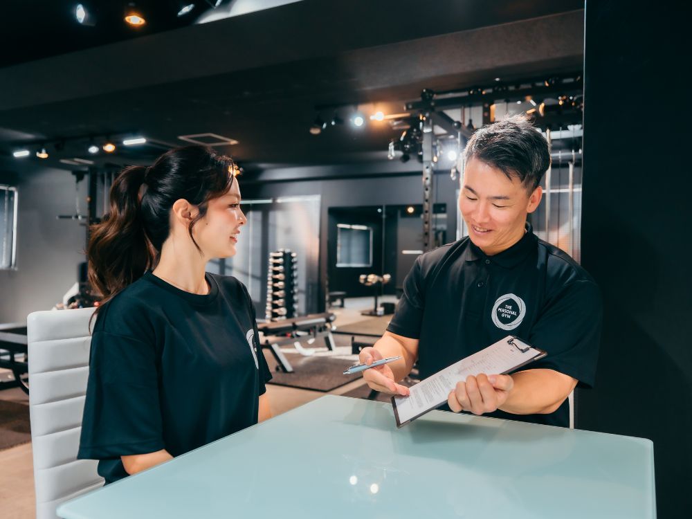 門前仲町で初心者の女性が安心して相談できるパーソナルトレーニングのカウンセリング風景