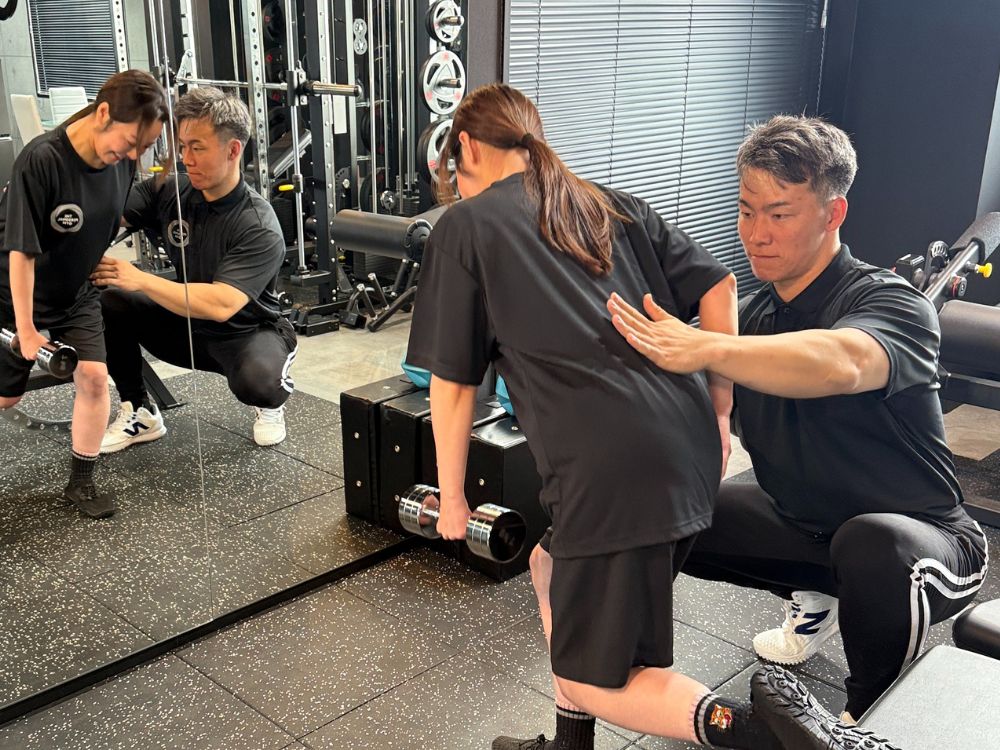 門前仲町のパーソナルジムで女性がパーソナルトレーナーとマンツーマンでトレーニングしている様子