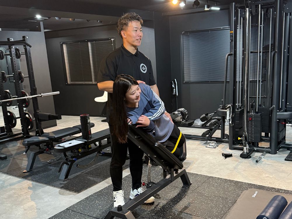 門前仲町でダイエットを目的に初心者の女性がパーソナルトレーニングを受けている様子