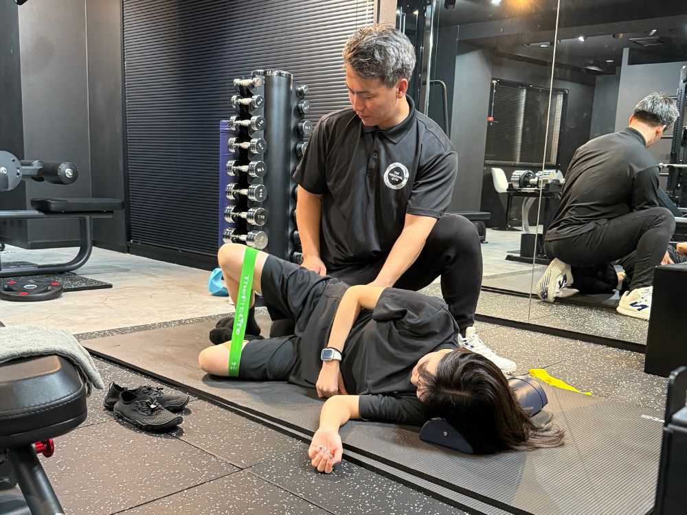 門前仲町のパーソナルジムで初心者の女性に指導するパーソナルトレーニングの様子