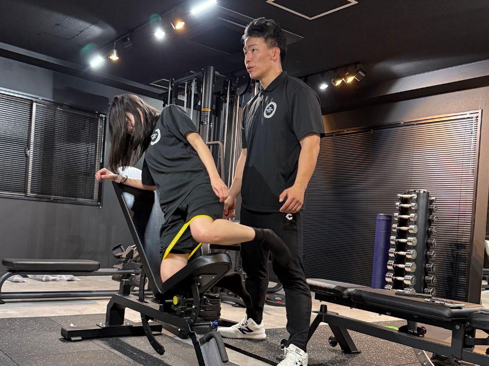 門前仲町で女性のフィットネス習慣をサポートするパーソナルトレーニングの様子