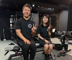 門前仲町で女性に人気のパーソナルトレーニングを受ける20代女性のお客様と萩原トレーナー