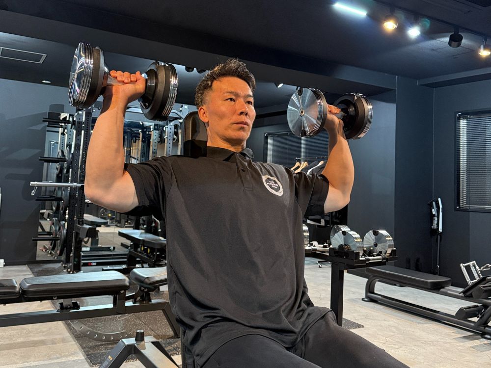 門前仲町のパーソナルトレーナー萩原が肩の筋トレをしている様子