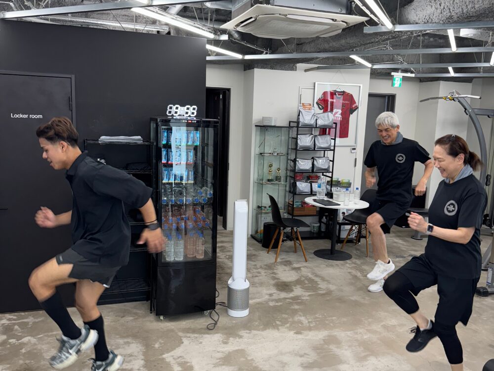 スタッフとヒートトレーニングをしている夫婦の写真