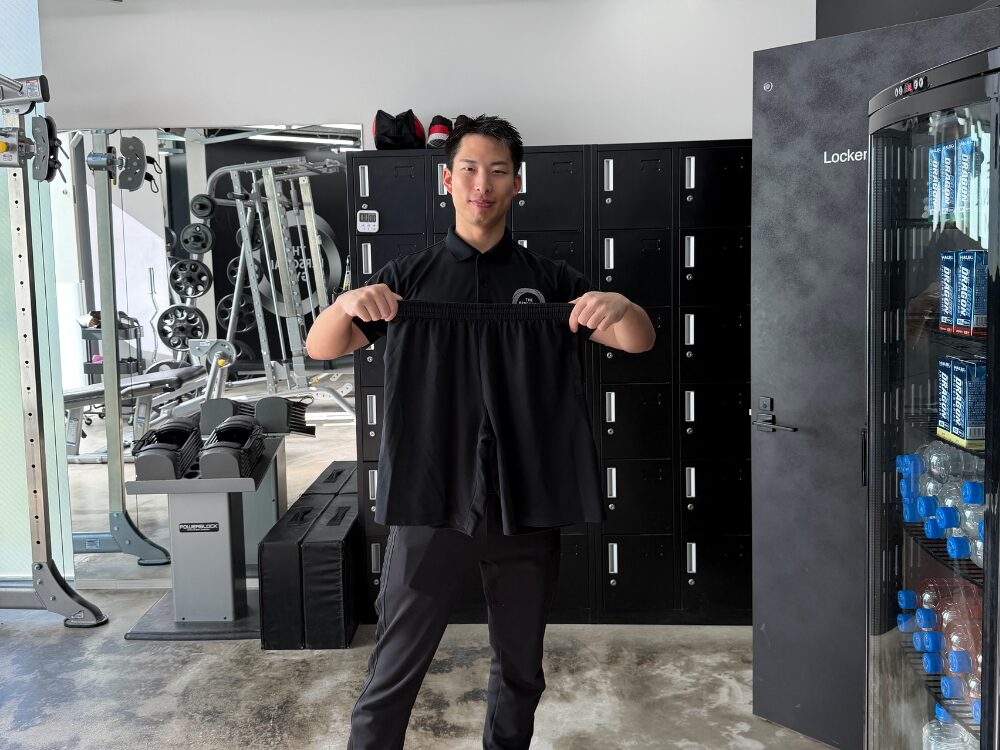 洗濯物を畳む並木トレーナーの写真