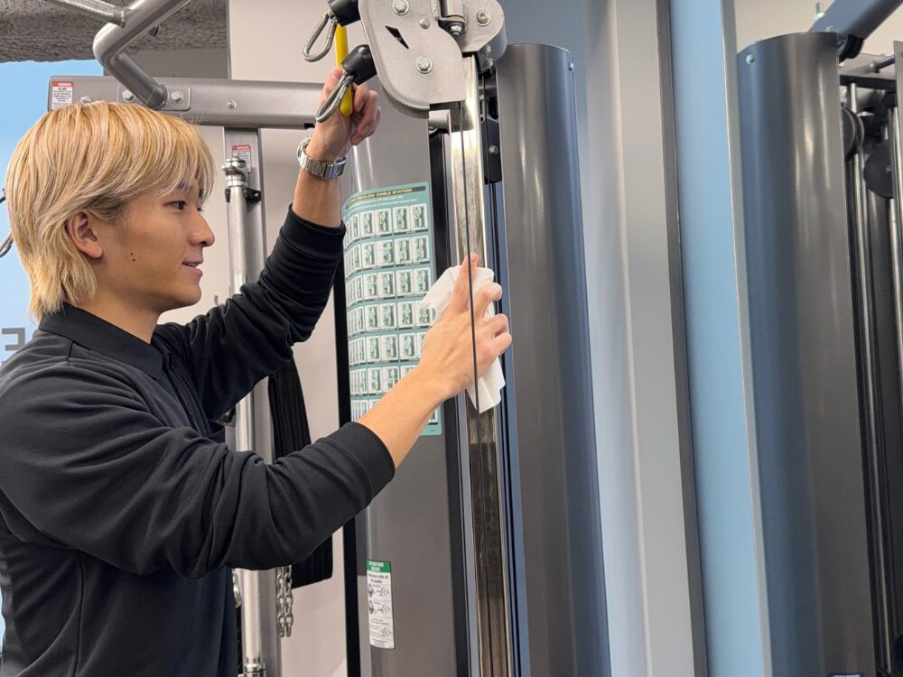 清掃をしている西田トレーナーの写真