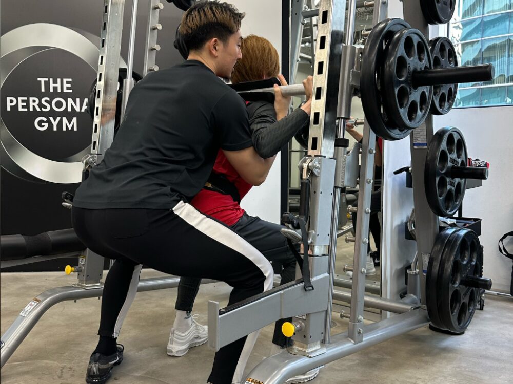 女性のお客様がスクワットをしている写真