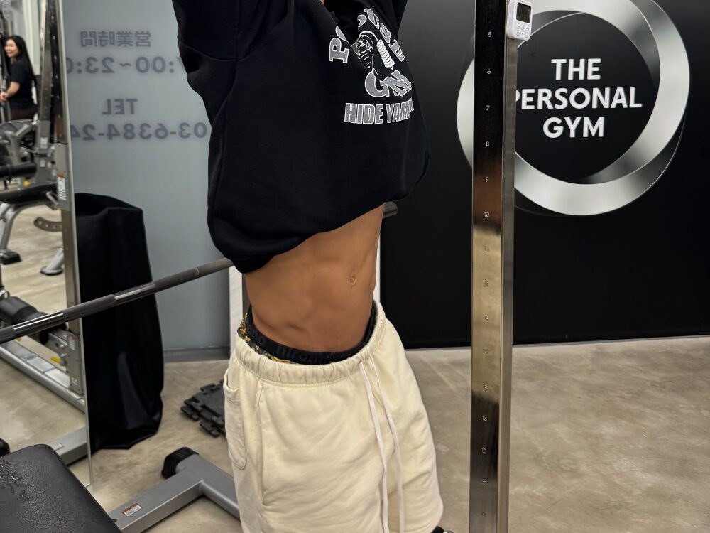 トレーナーが腹筋している画像