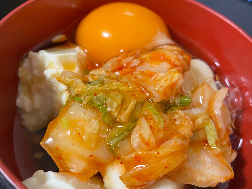 キムチ、卵、だし醬油投入後の画像