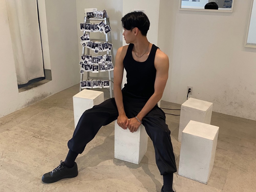 神戸三宮店岩井トレーナーがカフェで座ってる画像