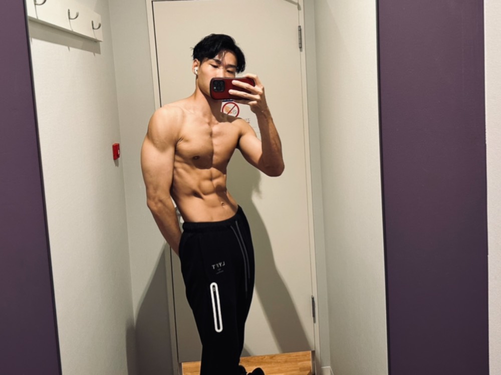 神戸三宮店岩井トレーナーの筋トレ後の体