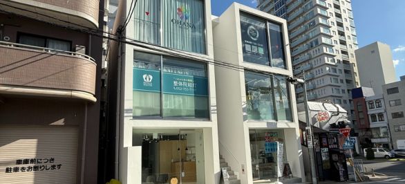 曲がってすぐ右手に白いビルがあるので、そのビルの3階に店舗がございます。